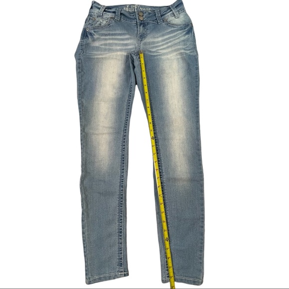 Wallflower vintage size 3 light wash distressed skinny jeans double button EUC - Picture 14 of 15